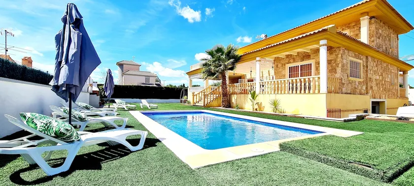 The Grand Pool Chalet and Bbq - Image 1