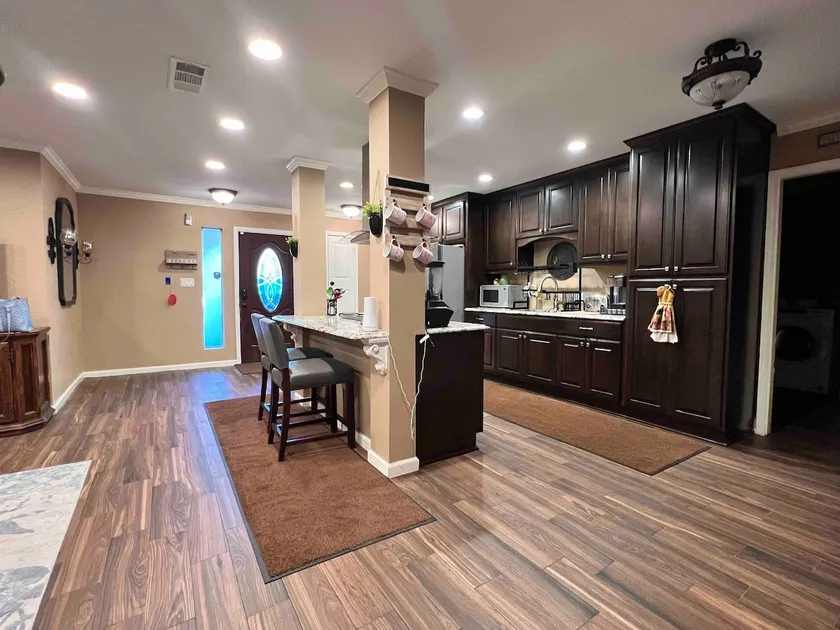 Roomy 6BR for Group Trips Near COTA & ATX Hotspots - Image 1