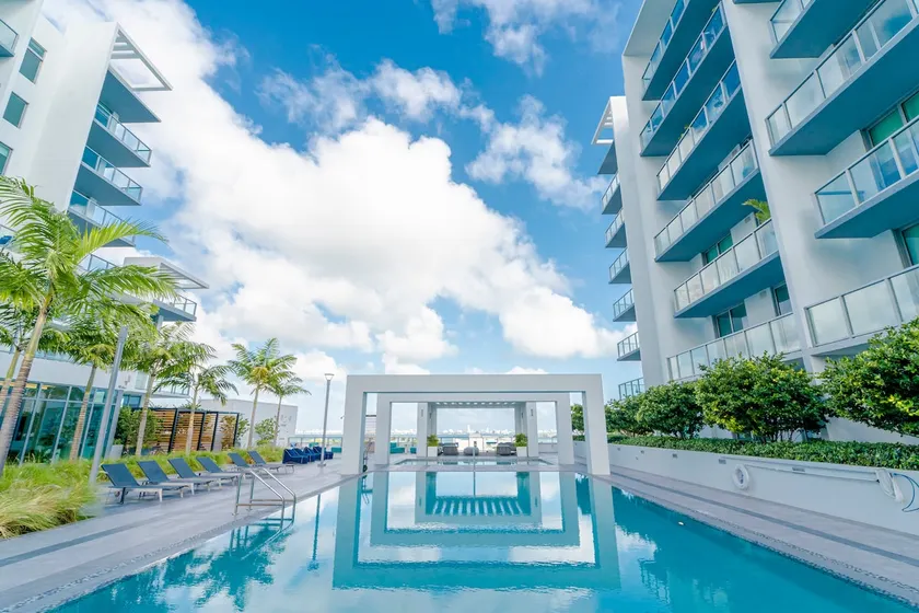 Condo Near Design District w/ Pool, Gym & Parking - Image 1