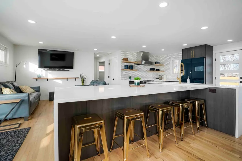 Sleeps 16 - 15 min/Downtown, 10 min/Medical Center - Image 1