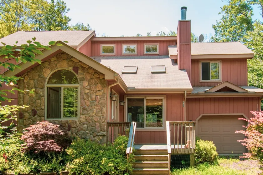 🏡Beautiful & Cozy- Lake Naomi - Pocono Family Home - Image 1