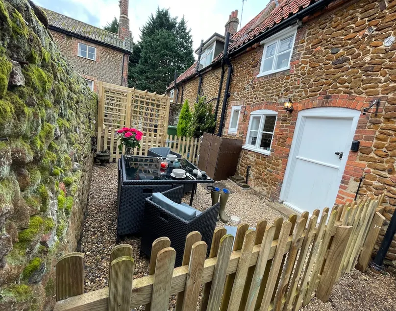 Pinnacle Cottage grade II listed home at the coast - Image 1