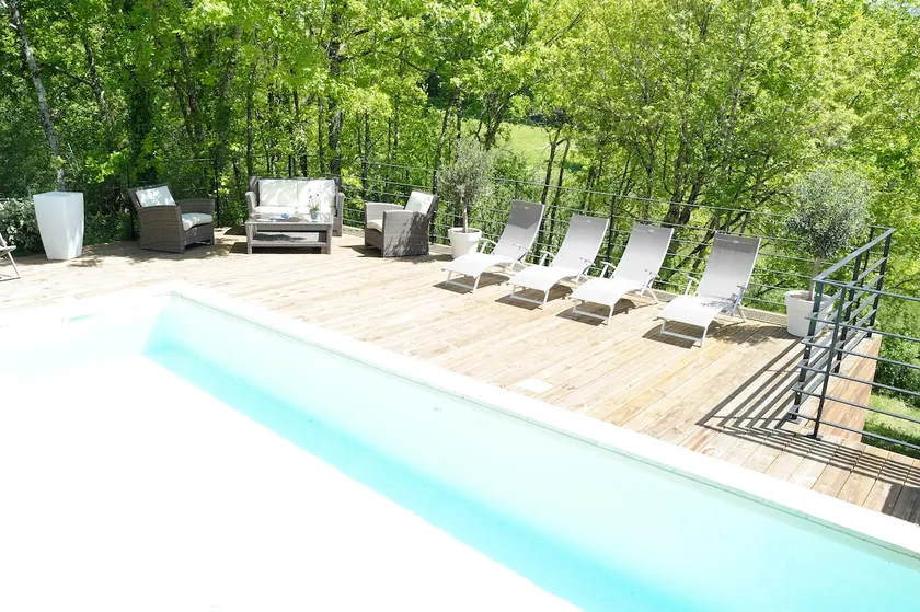 HIGH-END VILLA IN THE HEART OF A LOT IN A QUIET AREA WITH HEATED POOL - Image 1