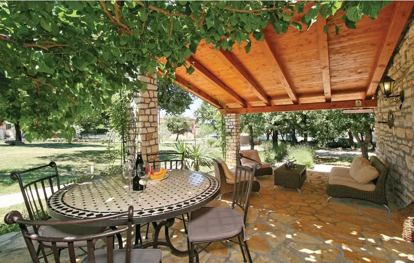 HOUSE with BIG YARD and POOL in istrian spirit - Image 1