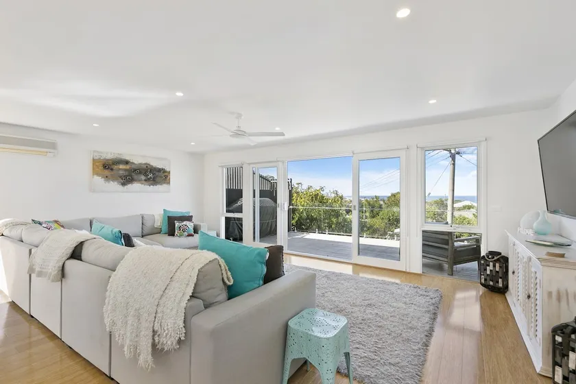 Panoramic Ocean Views in the Heart of Torquay - Image 1