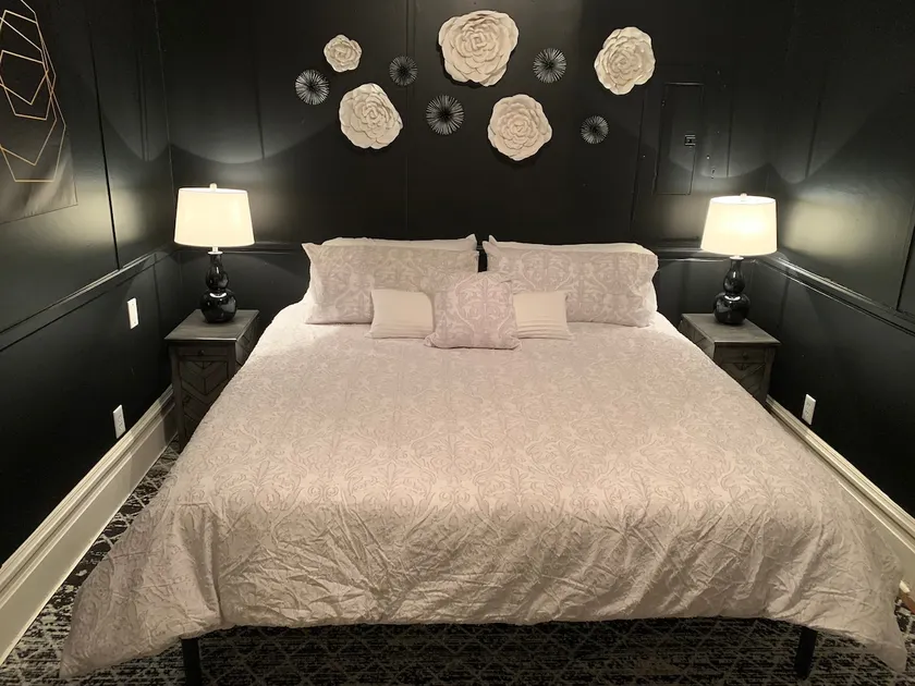 Romantic Black & White Apartment, 1 bedroom - Image 1