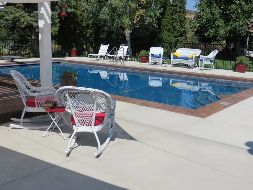 Naches Estates guest house with pool and view - Image 1