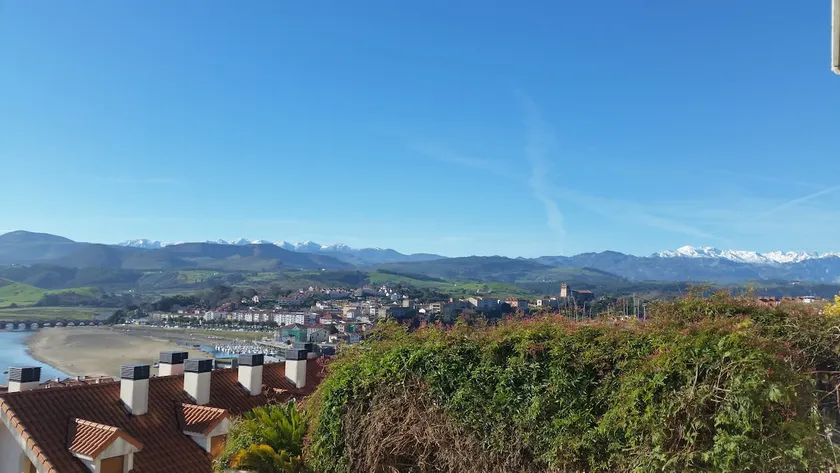 Grande maison de village avec vue magnifique - Image 1