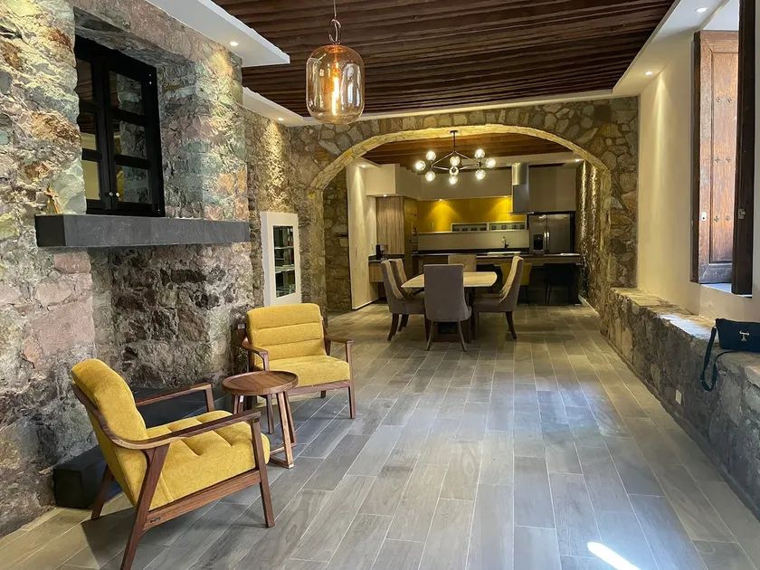 Central location, for the upscale traveler. 5 STAR - Image 1