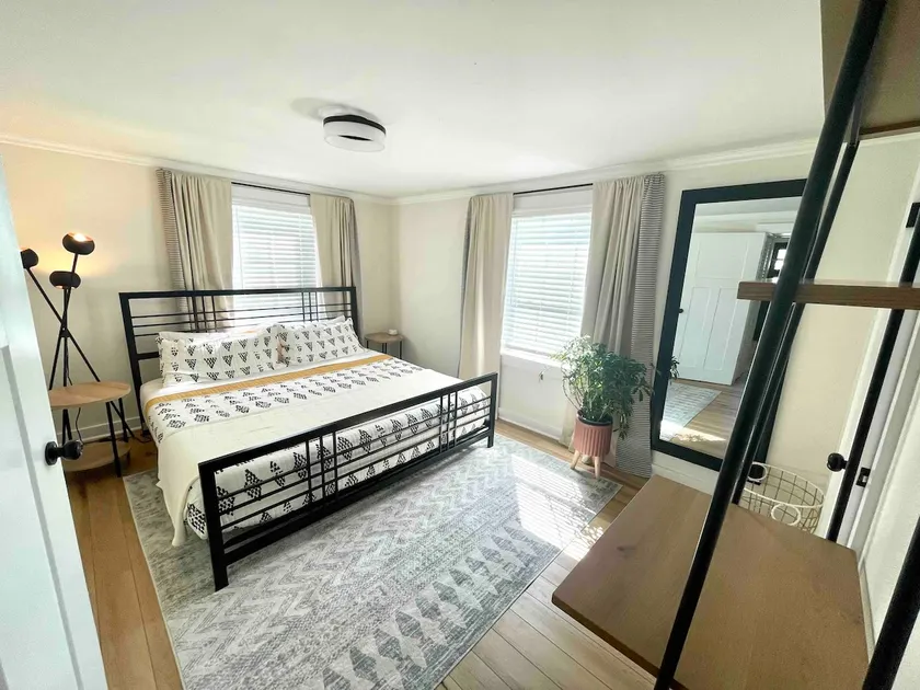 Belle Grove Suite - Downtown, King Bed, Stylish - Image 1