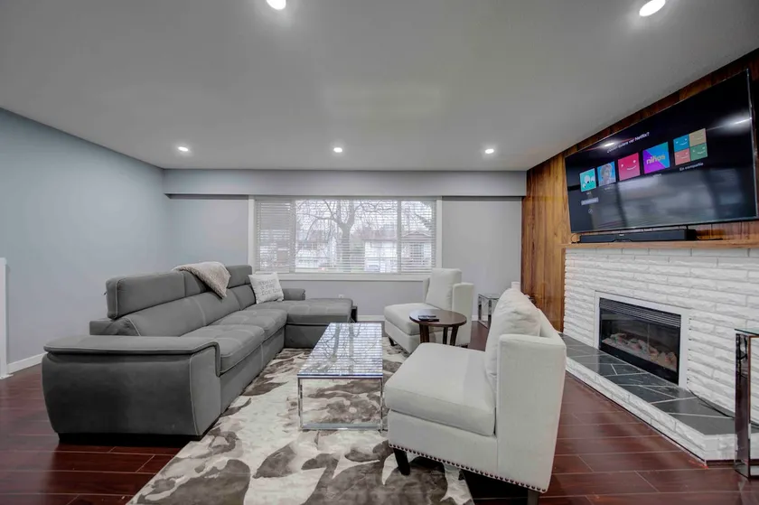 Cheerful 3 bdrm home w/ Parking and large backyard - Image 1