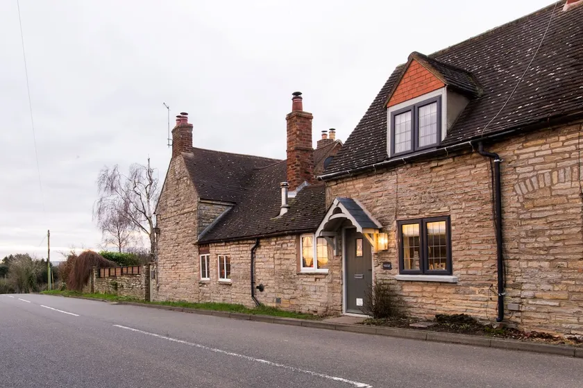 Cosy 2 Bedroom Cottage With Log-burner & Parking - Image 1