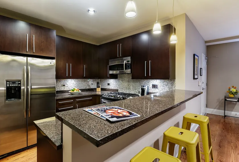 Wrigleyville Inn, schönes modernes 1 Schlafzimmer, nur wenige Schritte vom Wrigley Field entfernt - Image 1