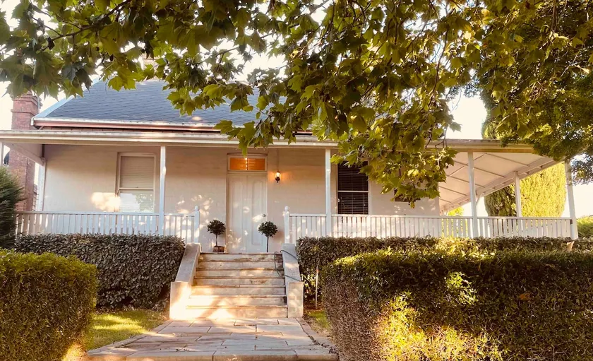 Beautiful, spacious 1870s house in centre of town. - Image 1