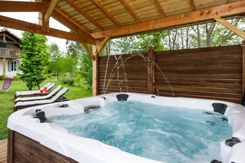 Bergerie SPA pool near ocean - Image 1