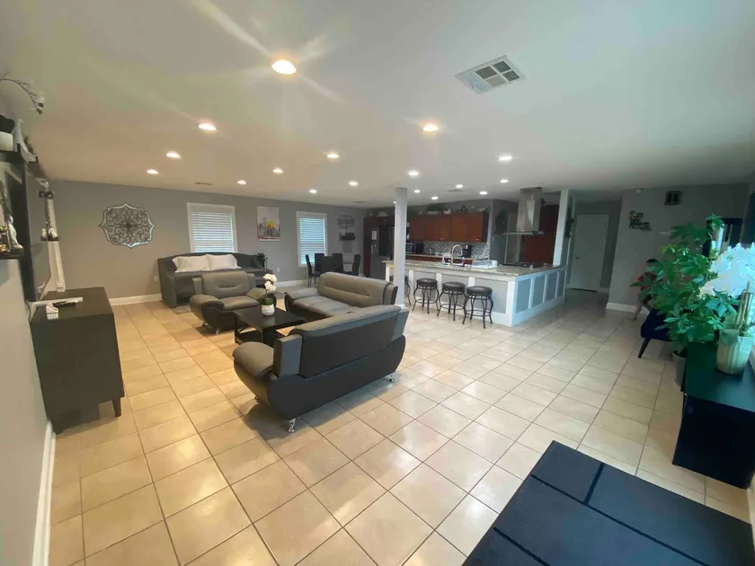 Private home w/ 11 beds, gameroom, backyard oasis - Image 1