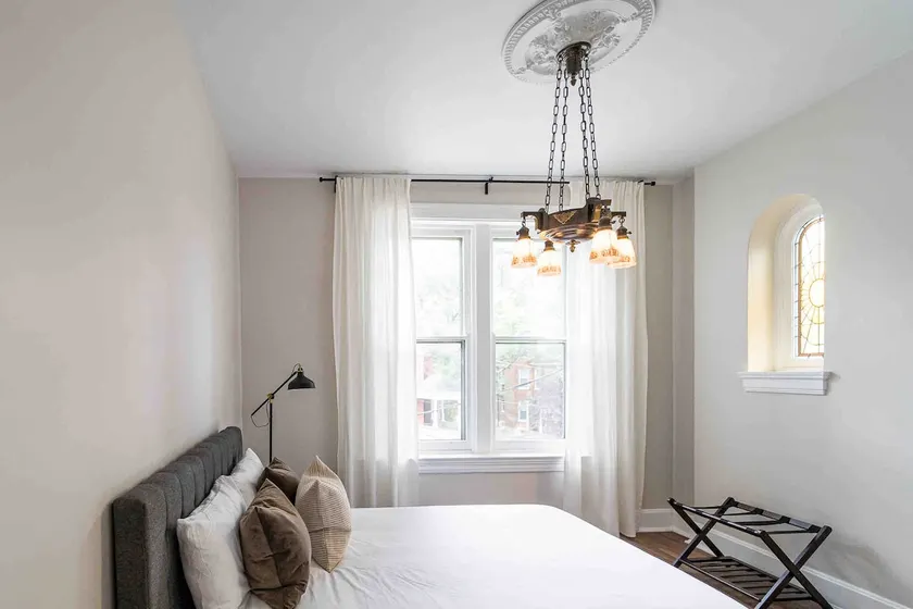 Spacious 5-BR Renovated Home-10 min drive to DT - Image 1