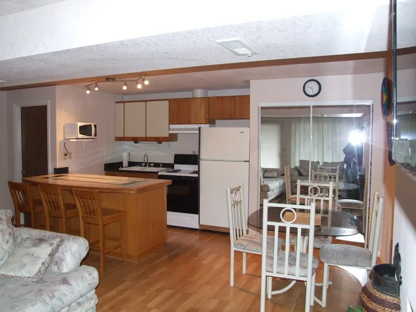 COMFORTABLE,EASY ACCESS WITH A VIEW - Image 1