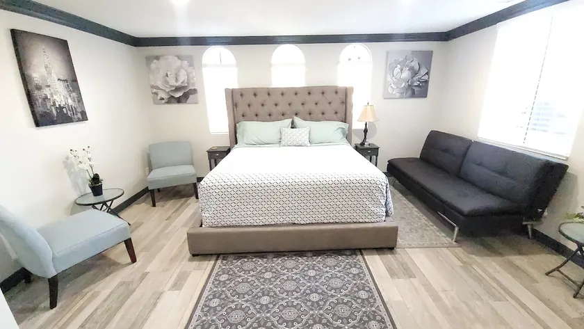 Luxurios Bdrm with private entrance and own bath - Image 1