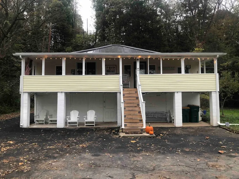 Creek side cottage with awesome porch and fire pit - Image 1