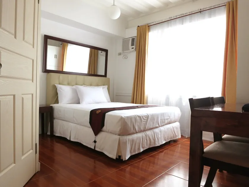 Ten minute walk to Rockwell at Makati Riverside - Image 1