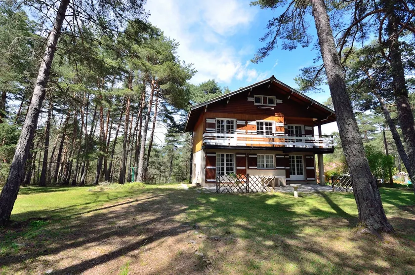 Peaceful Riverside Chalet - Image 1