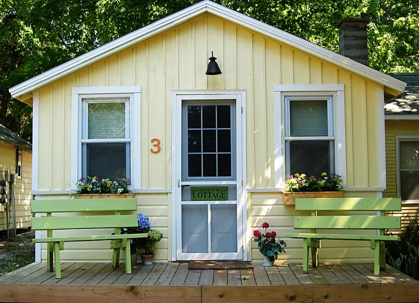 Tiny Yellow Cottage in Gills Rock - Image 1