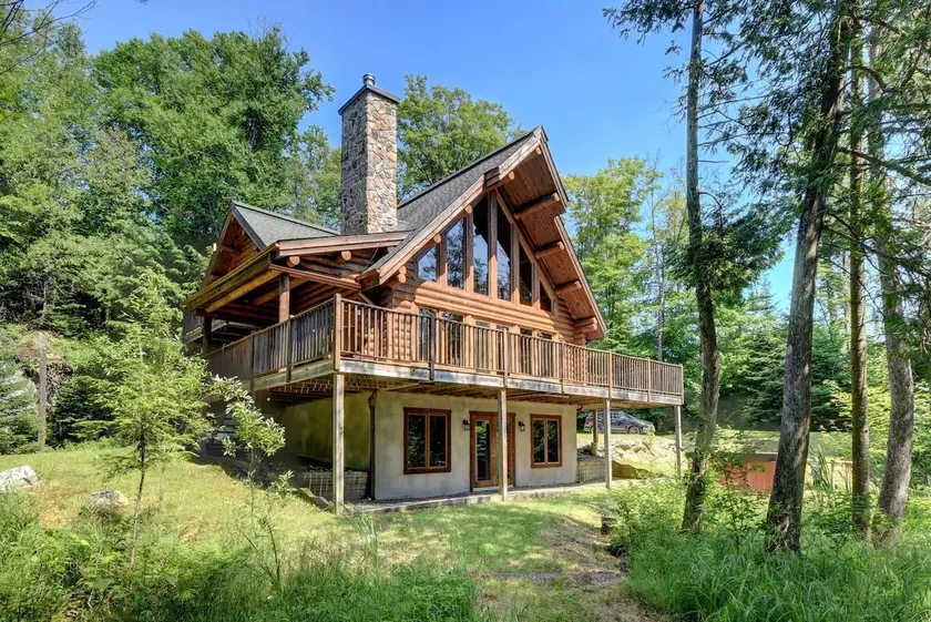 Waterfront cottage with HOT TUB – Mont Tremblant - Image 1