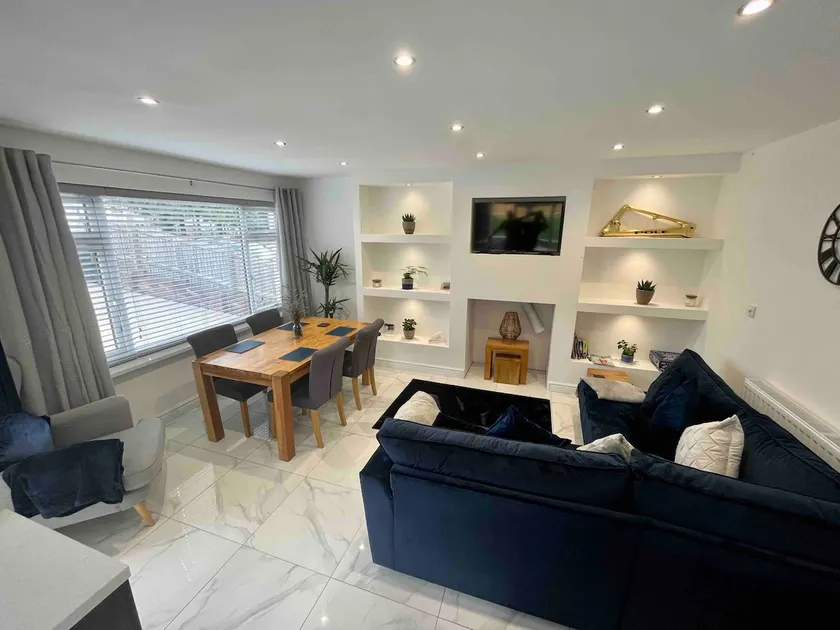Modern bungalow-driveway - contractor and holiday - Image 1