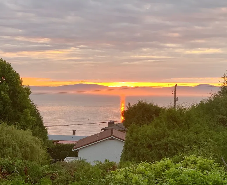 Charming 1 Bedroom Ocean View Heart of Cordova Bay - Image 1