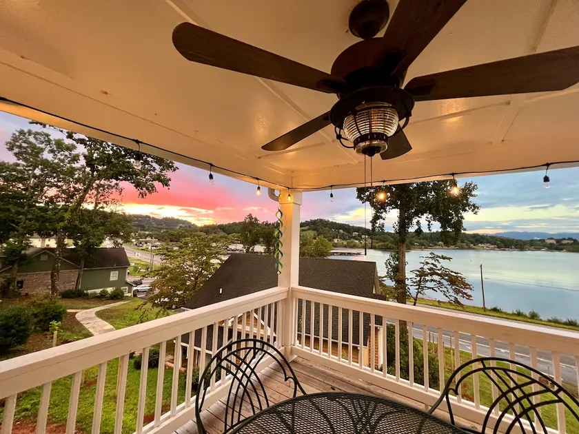GUIDOs HOME, Lake & Mtn Views, sleeps 4 (A) - Image 1