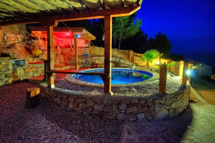 Holiday Getaway Caric - Image 1