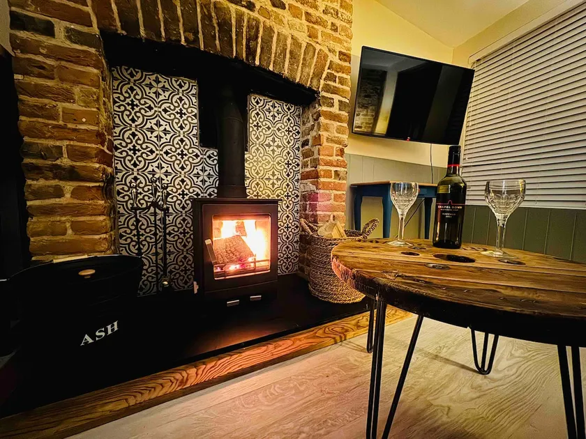 Luxury Cottage with Roll-Top Bath & Log Burner - Image 1