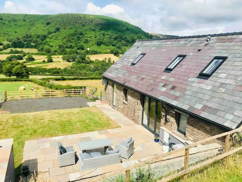 Rural Retreat with Eco Wood-fired Hot Tub & Views - Image 1