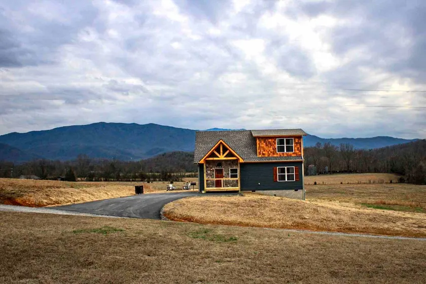 Hoot Haus Valley Full Fenced Pup Fun and Mtn Views - Image 1