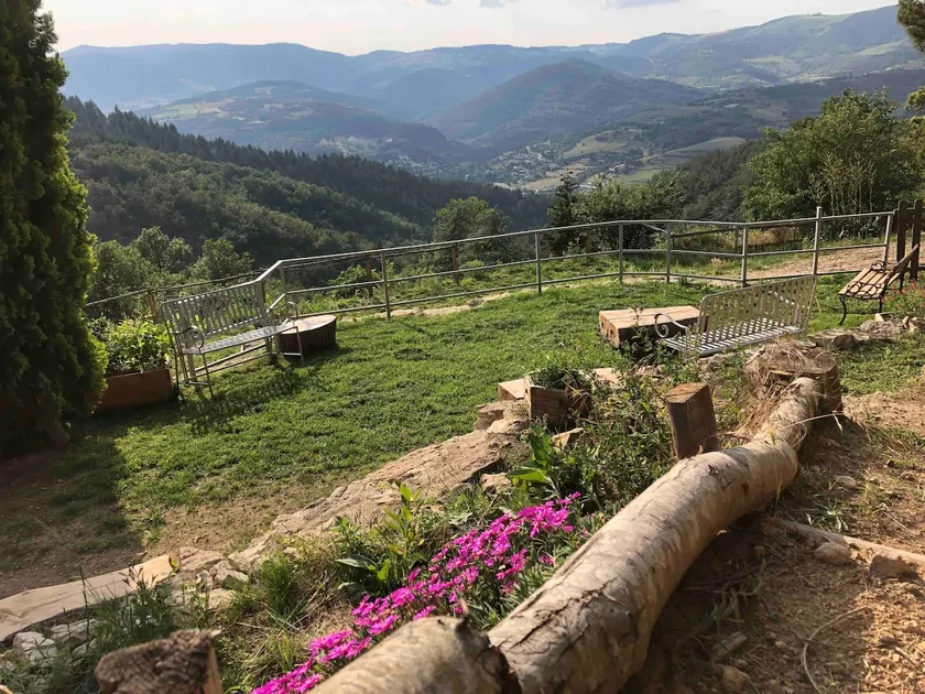 Large home in a wild and natural setting - Image 1