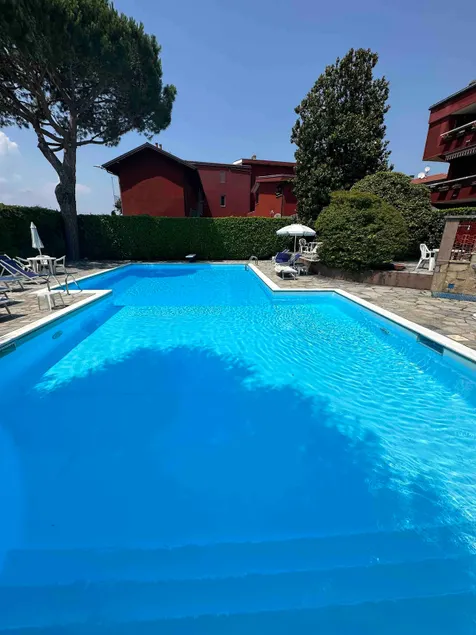Apartment with swimming pool - Image 1