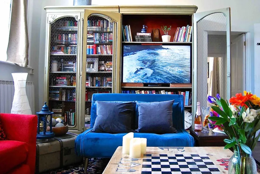 Hampton Court Snug Walk to train & palace - Image 1