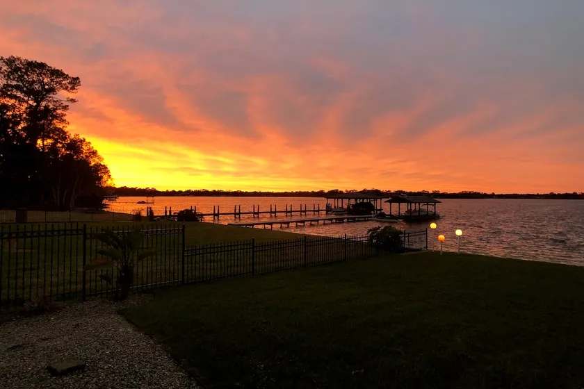 Lakefront Home•screened deck, dock•Long Stays OK - Image 1