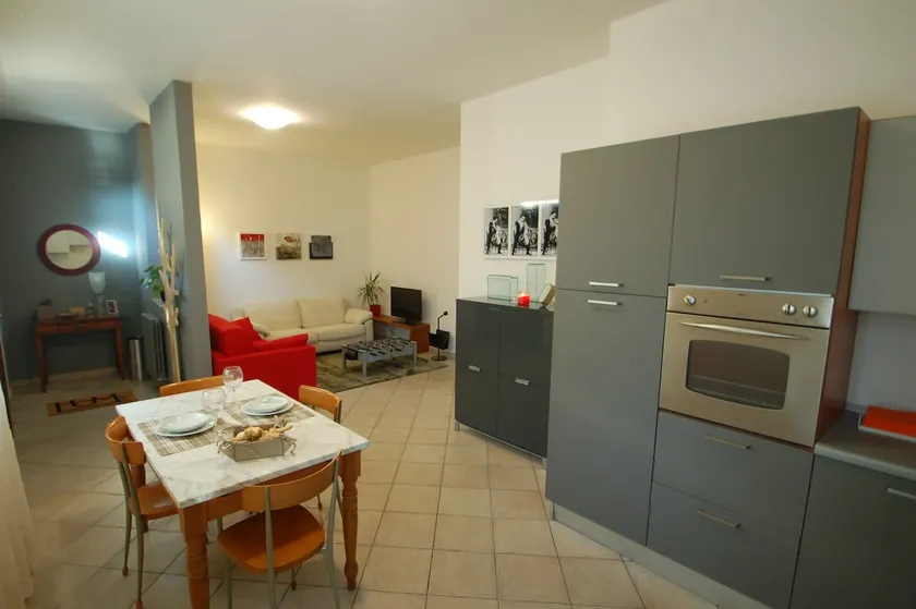 Detached house with internal courtyard and parking space - Image 1