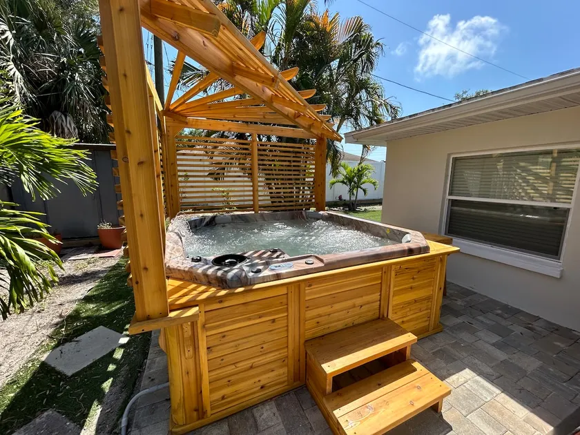 Gorgeous home 10 minutes to Madeira Beach with jacuzzi. - Image 1