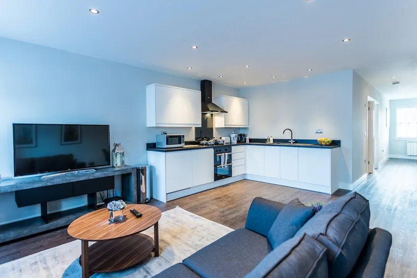 Wiltshire Suite - Luxury Serviced Flat in Old Town with secure parking - Image 1