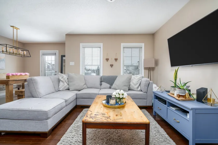 Charming Townhome Conveniently Located - Image 1