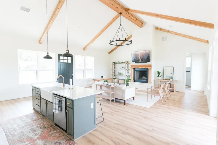 Farmhouse on 20 acres | Dino Valley | EV Charging - Image 1
