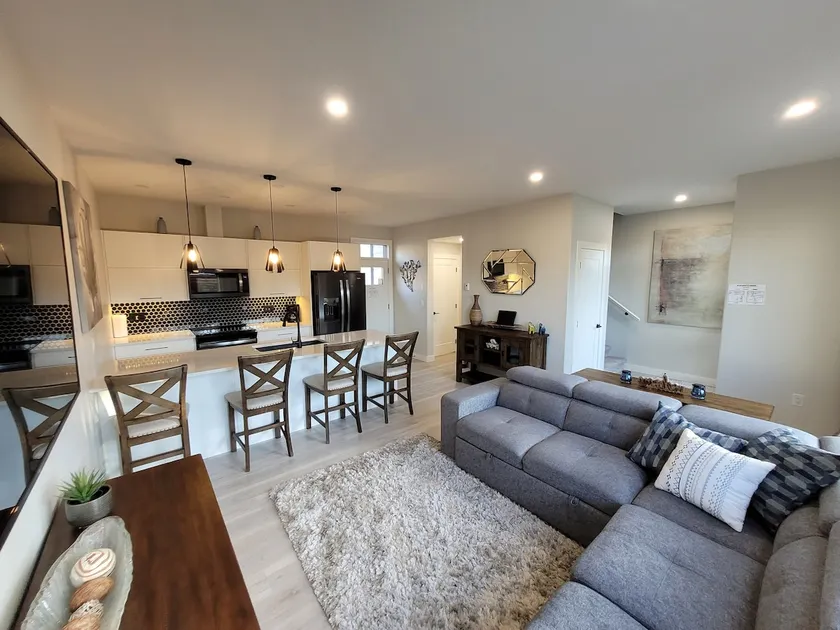 2-Min Lake Stroll: Chic 2-Bed Downtown Gem! - Image 1
