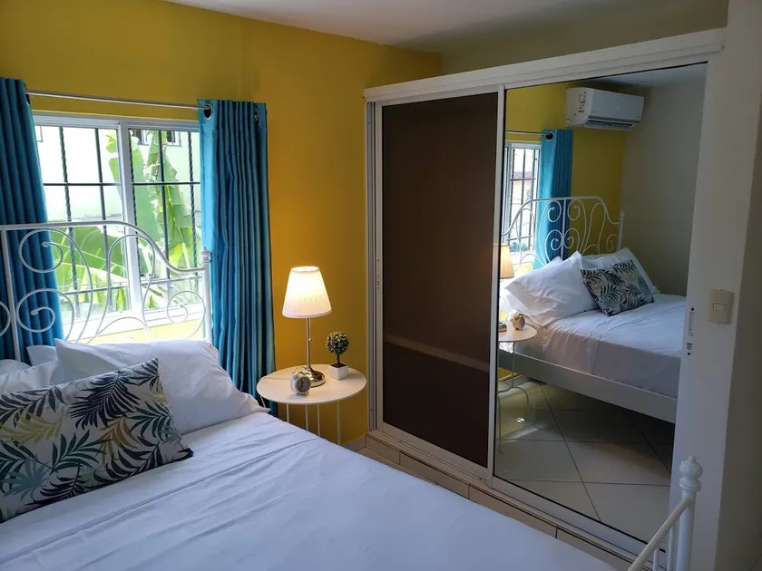 Comfortable and centrally located, just minutes from the beach - Image 1