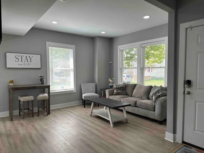 Downtown, 3 BR, 2 ba, garage, fenced backyard - Image 1