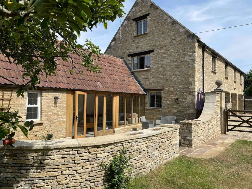 Self contained barn on the edge of the Cotswolds - Image 1