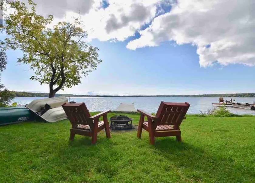 Beautiful rustic waterfront cottage getaway - Image 1