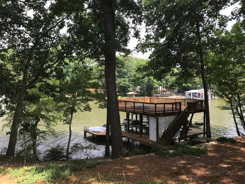 It's better on Lake Gaston! 2 rm pvt studio w/slip - Image 1